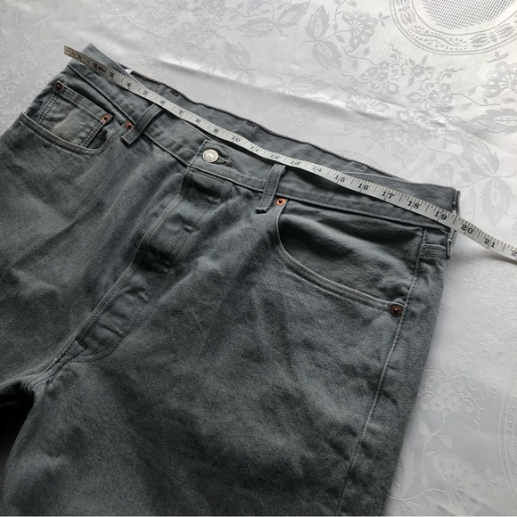 Levi’s 501 Men’s Size W40/L30 Gray Silver Jeans Denim Pants Button-Fly Straight - Picture 7 of 16